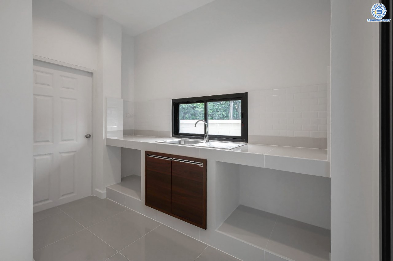 บ้านมือสองตกแต่งใหม่ โครงการ มณธานี บางแค บ้านเดี่ยว 3 ชั้น ดีไซน์หรูหรา เนื้อที่กว้าง 55.3 ตร.ว. พื้นที่ใช้สอย 240 ตร.ม. ฟังก์ชัน 5 ห้องนอน 4 ห้องน้ำ 2 ที่จอดรถ ฟังก์ชันครบตอบทุกไลฟ์สไตล์ บนทำเลศักยภาพ เชื่อมต่อถนนกาญจนาภิเษก ใกล้เดอะมอลล์บางแค ใกล้รถไฟฟ้าสายสีน้ำเงิน "สถานีหลักสอง" และจุดขึ้นทางด่วน "กาญจนาภิเษก"...